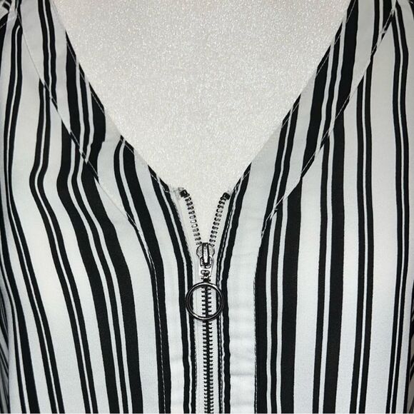 Candies cute black and white striped blouse.new - Picture 4 of 10